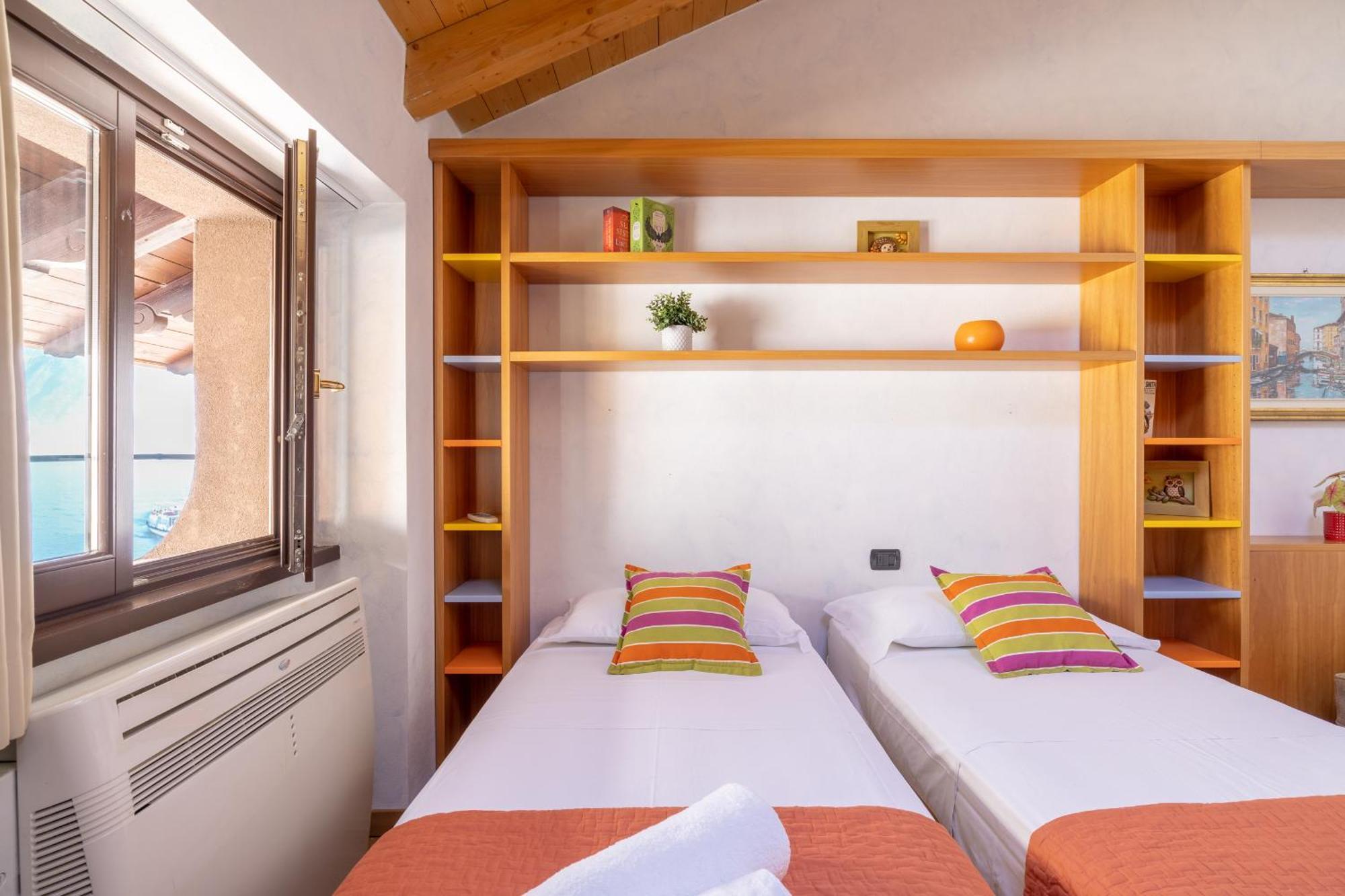 Apartment By The Ferry - メナッジョ エクステリア 写真